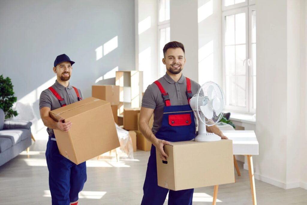 Our expert moving company in saint cloud fl team handling furniture and belongings carefully.
