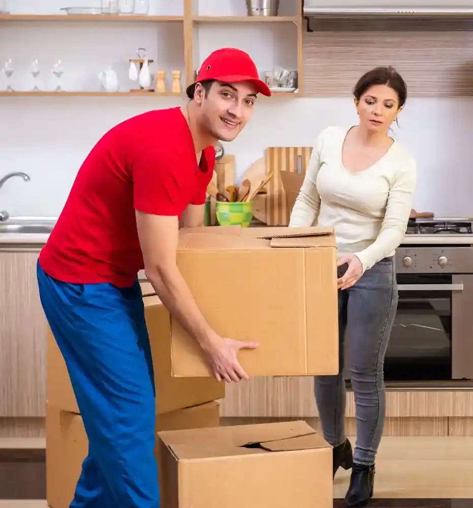Our expert moving company in Pine Castle fl team handling furniture and belongings carefully.
